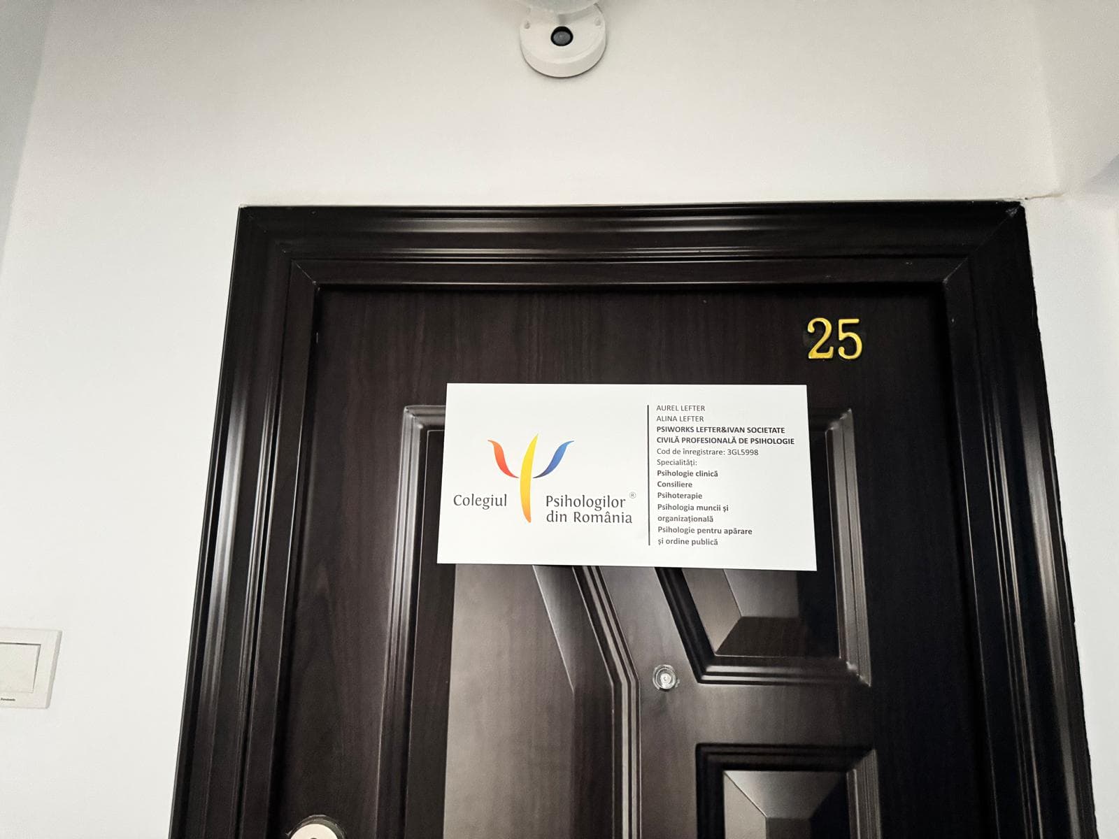 Ușa cabinetului — ap. 25
